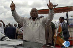 President Banda greets MMD cadres at Ndola airport, Zambia