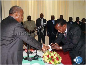 President Banda in-coming commissioner of the Electoral Commission of Zambia Judge Esau Chulu shake hands during a swearing ceremony at State House