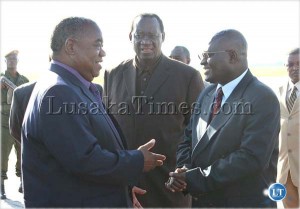President Rupiah Banda talks to Luapula Province Minister Boniface Kawimbe (r) and Information and Broadcasting Services Minister Ronnie Shikapwasha (c) Lusaka International Airport