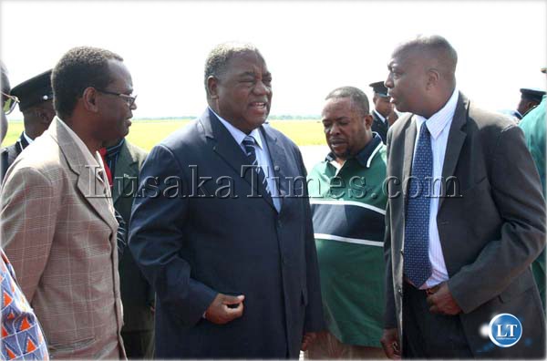 President Rupiah Banda talks to Vice President George Kunda and Secretary to the Cabinet Joshua Kanganja before he left for Angola at Lusaka International Airport