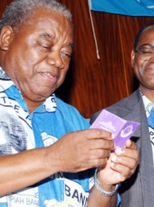 Rupiah Banda and George Kunda at the MMD card renewal exercise