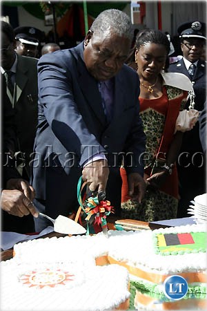 President Rupiah Banda cuts the African Freedom Day cake
