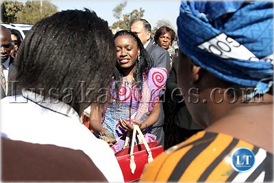 Mrs Thandiwe Banda about to give money to dancing MMD cadres in Mutendere township