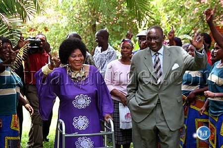 Princess Nakatindi Wina (l) and her husband Sikota Wina before a press briefing at their resident in Lusaka