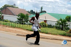 A PF cadres confronting the police with stones.