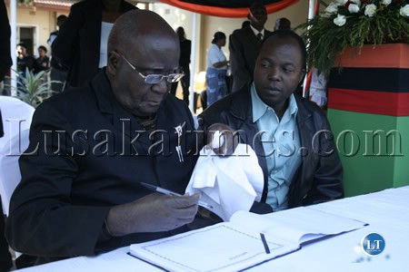 First president Kenneth Kaunda signs the book of condolence First president Kenneth Kaunda signs the book of condolence