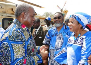 Rupiah Banda shakes hands with Mwansabombwe MMD candidate Chriticles and his counterpart for Kawambwa central Elizabeth Chitika Mwansa on arrival at Kazembe grounds