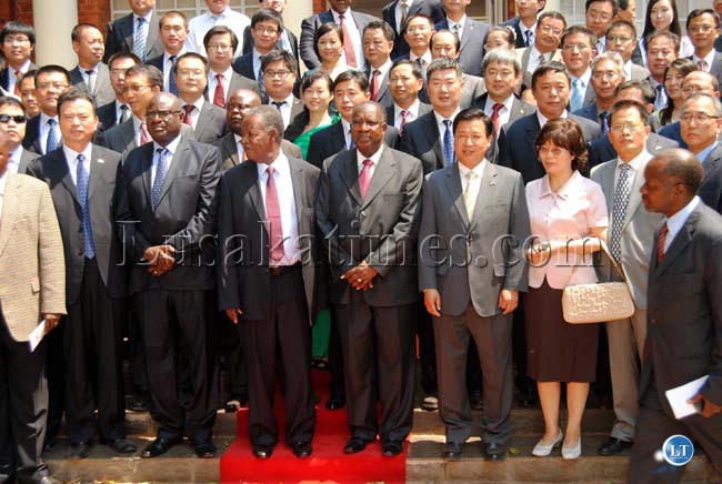 President and government officials pose for a photograph with Chinese diplomats and investors