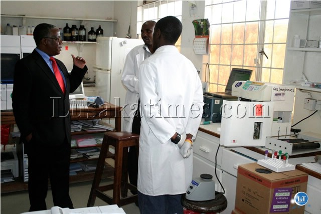 Nathaniel Mubukwano and lab technicians2