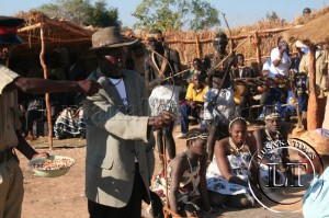 Village Headmen, Vitumba mfumu performs a ritual at the Ntongo traditional ceremony in Mufumbwe over the weekend. Village Headmen, Vitumba mfumu performs a ritual at the Ntongo traditional ceremony in Mufumbwe over the weekend.
