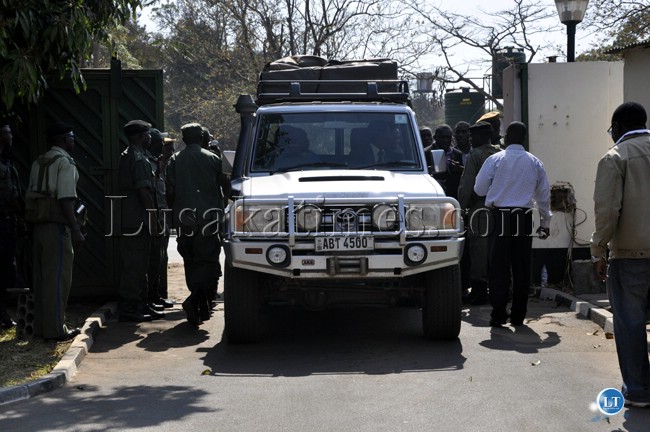 Hakainde Hichilema's car arrives at the police headquarters