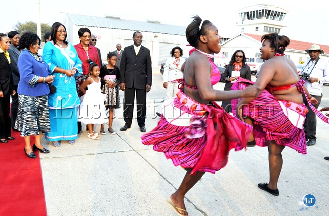 Dr Kaseba watch Traditional dancers 6 (1)