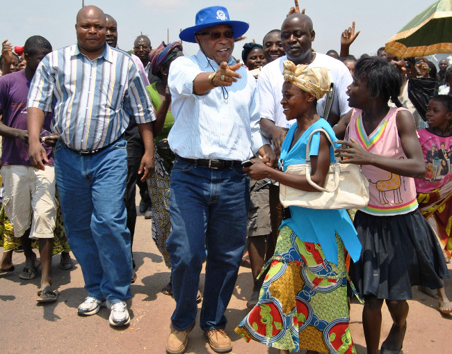 MMD leader Nevers Mumba (in blue hat) being mobbed at Chawama Market in Solwezi MMD leader Nevers Mumba (in blue hat) being mobbed at Chawama Market in Solwezi