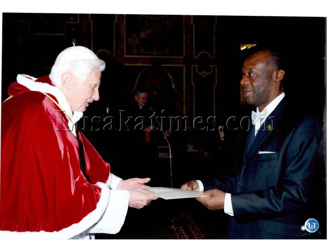 H.E with the Pope 2