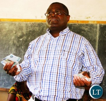 PATRIOTIC Front Malole Member of Parliament Christopher Yaluma explains details of the new rebased currencies to his electorates in Finshe ward in Mungwi district