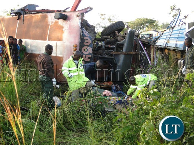 Police officers from Chinsali district removing bodies of the bus accident which occured in Shiwanga'ndu district of Muchinga Province