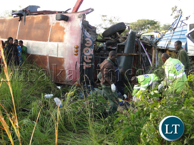 Police officers from Chinsali district removing bodies of the bus accident which occured in Shiwanga'ndu district of Muchinga Province