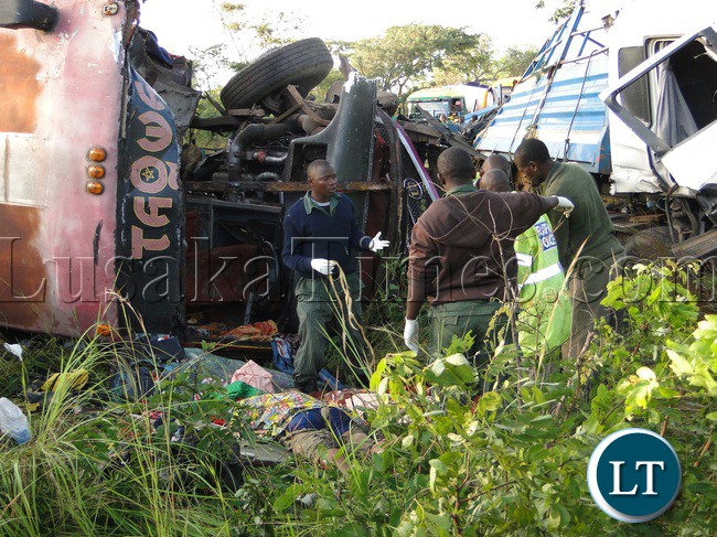 Police officers from Chinsali district removing bodies of the bus accident which occured in Shiwanga'ndu district of Muchinga Province