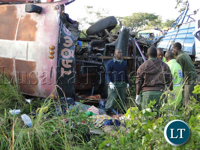 Police officers from Chinsali district removing bodies of the bus accident which occured in Shiwanga'ndu district of Muchinga Province