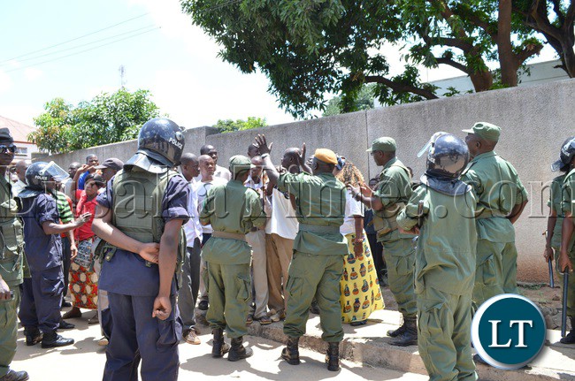 Police confrotation with UPND cadres who wanted to make their way into court