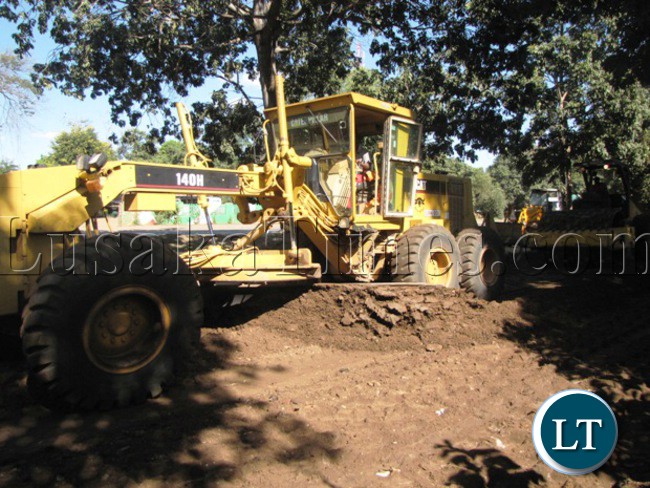 Workers grading Nehru Way in Nottie Broadies