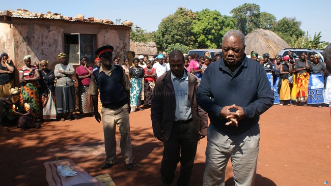 Former President Rupiah Banda led a multitude of Chipata residents at the burial of his cousin Tisa Banda Jere who died in Chipata General Hospital last week.The late Mrs Jere was buried at Jere village in Mtenguleni.