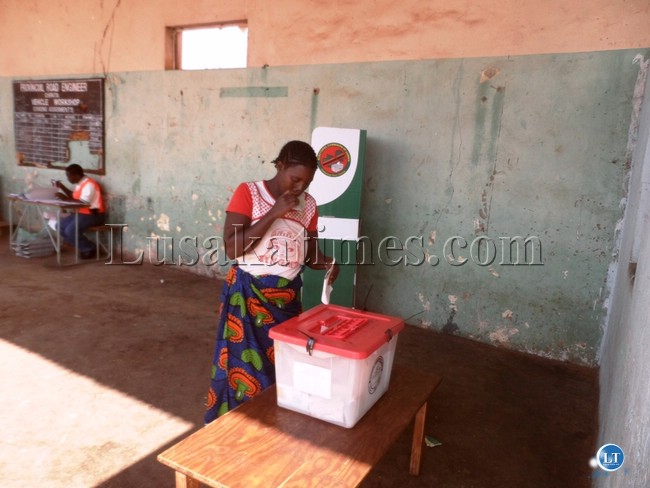 A woman of Chisitu cast her vote during the just ended Chipata Central seat parliamentary by-election on Thursday