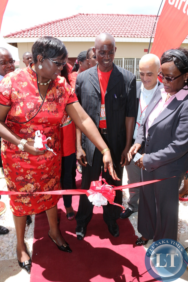 Minister of Local Government and Housing Emerine Kabanshi, Matero Resident Lovemore Mulenga, Airtel Marketing Director Walid Akkaoui and Airtel CEO Charity Chanda Lumpa at the handover of the house won by Lovemore Mulenga during the ongoing "Wina Biga" promotion at the North Gate Garden