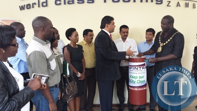Safintra Zambia donated bins to the Lusaka City Council in support of the Keep Lusaka Clean campaign, as part of its CSR initiative. Safintra Zambia , through its Director Mr Sandeep Kaushik, is committed to help reduce litter and waste in the city the LCC’s campaign by pledging to donate up to 500 bins by the end of the year. Receiving the bins is LCC mayor, Mr Daniel Chisenga.