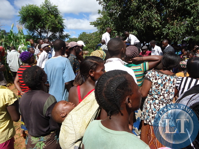 Chinsali police picking up a body of Bupe Sacha 48 who was allegedly murdered by his wife in Masandiko village, in chief Nkula’s area in Chinsali district.