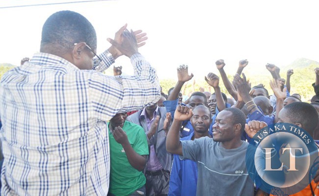 Mines Energy and Water Development Minister Christopher Yaluma addressing Sino Hydro workers in Siavonga . The workers sought an audience with the Minister over failure by Sino Hydro management to pay them their bonuses.