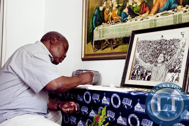 President Banda signing a book of condolences