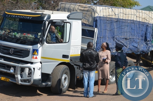 Kazungula District Commissioner Pascalina Musokotwane (middle) takes to task a truck driver (inside the truck) in Livingstone. This was after a foreign truck carrying imported beer with registration number N74152W overturned near Zambia Wildlife Authority (ZAWA) entrance to Mosi-oa-tunya National Park along Livingstone-Kazungula road