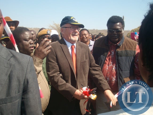 Dr Guy Scott (centre)