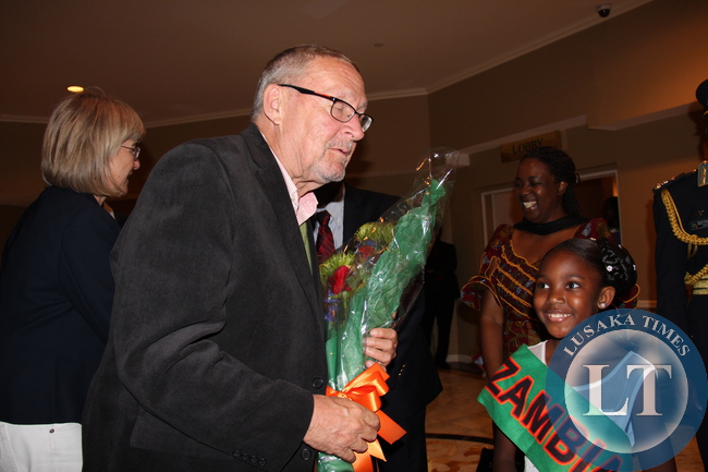 Vice President Guy Scott receives a Bouquet of flowers from Meya Mwendela on arrival in Washington DC ahead of the US-Africa Summit.
