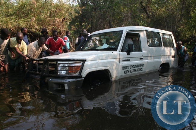 The vehicle used by a ZANIS crew got stuck at Kashinji river which is part of the road which connects Mize palace to Lihovu during the coverage of Vice –President Dr Guy Scot’s campaign trail in Zambezi West parliamentary by-election in Zambezi