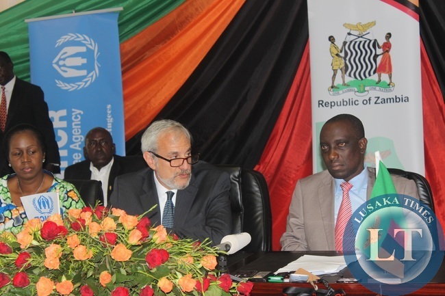 a ceremony at the Ministry of Home Affairs’ Office of the Commissioner for Refugees in the Zambian capital, Lusaka, witnessed by the UN Deputy High Commissioner for Refugees, T. Alexander Aleinikoff, the Zambian Deputy Minister of Home Affairs, Mr Nickson Chilangwa, presented the 11 permanent resident permits to the Angolans.
