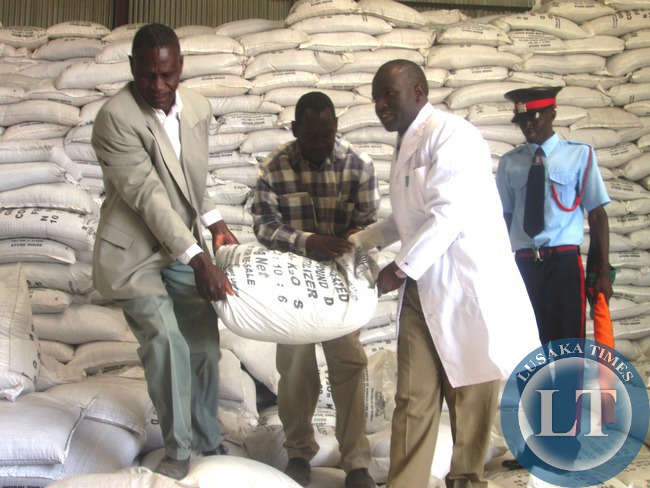 The fertiliser distribution to Farmers has started , in the picture, Kabwe District Commissioner (DC) Patrick Chishala (right) with Kabwe District Cooperative Union Chairperson Gabriel Ngosa (left) during the flagging off the Fertiliser distribution exercise in kabwe