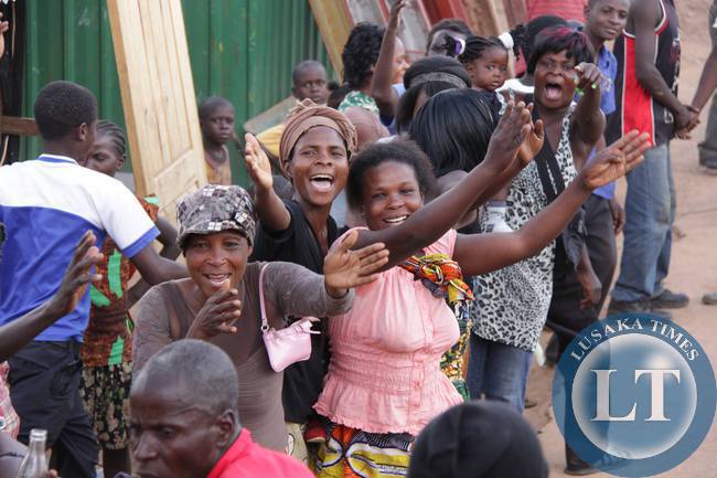 Solwezi resident wave at UPND president Hakainde Hichilema's convoy