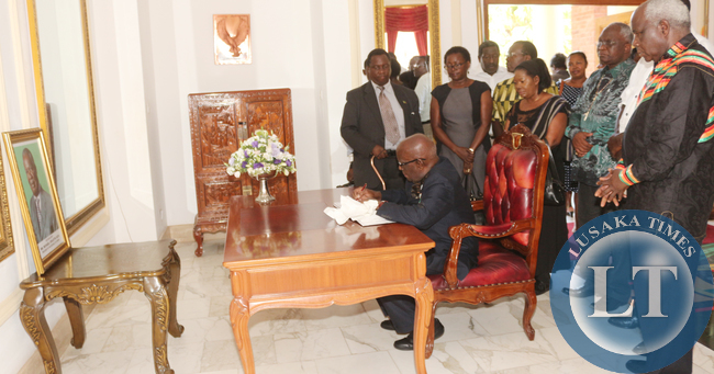 Former President Kenneth Kaunda at State house accompanied by his children,UNIP president Tiyenji Kaunda, Panji Kaunda , his daughter Cheswa Kaunda Siliwizya