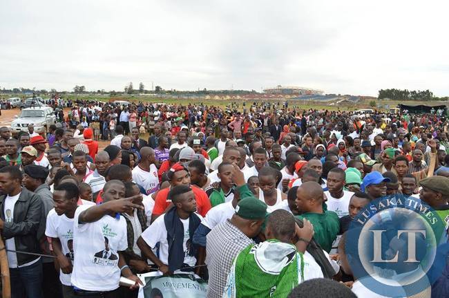 Crowd arriving at the PF rally