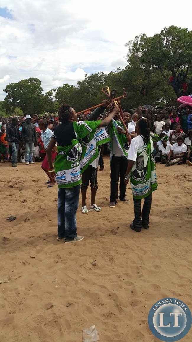 Mimbulu Family entertaining the crowd