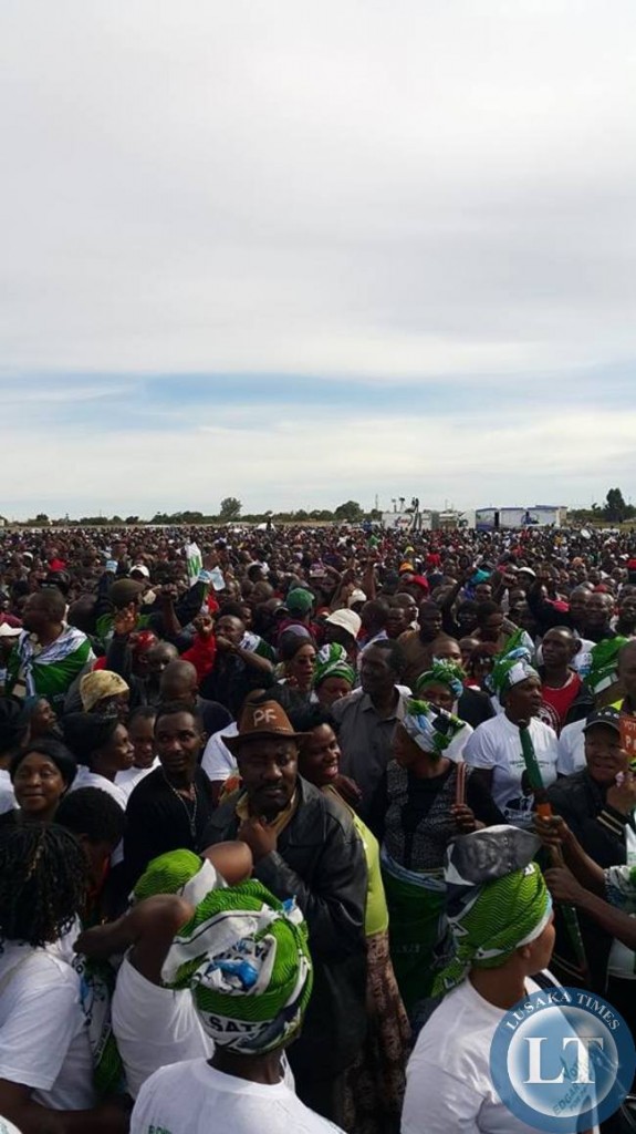 Crowd at the beginning of PF rally