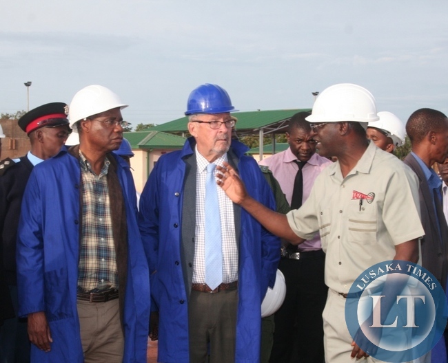 Acting President Guy Scott talks to Tazama pipiline managing director Davison Thawethe (r) during the tour of newly constructed Solwezi Fuel Depot on Thursday in Solwezi as Local government minister Emmanuel Chenda (l) looks on