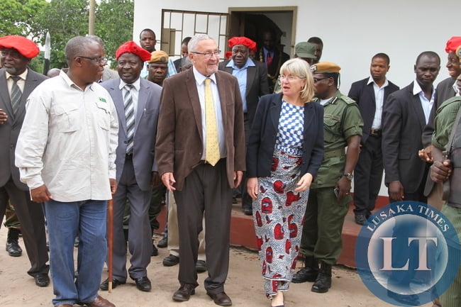 Acting President Dr Guy Scott and Local Government minister Emmanuel Chenda flanked by Induna Inete on arrival at Limulunga in Mongu. Dr Scott was in Western Province on Tour of Developmental Projects