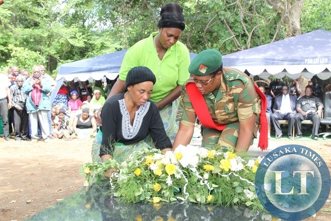 he widow,Esther Mulimba, the wife of the former Defence Minister in UNIP era, Lavu Mulimba laying the wreath during the official burial in Petauke.