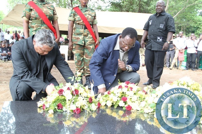 Agricultural Minister,Given Lubinda and Health Minister,Joseph Kasonde laying the wreaths during the official burial of Late Lavu Mulimba in Petauke.