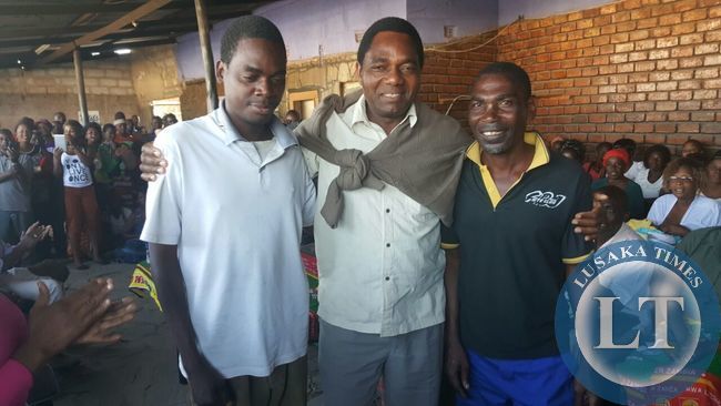 HH pose for a picture with his supporters
