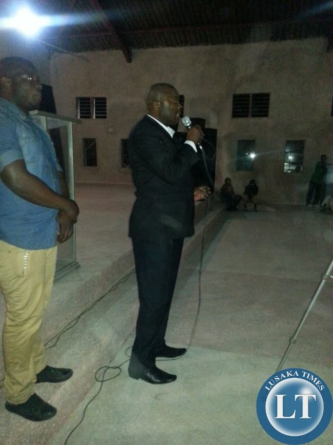 Mr Bowman Lusambo addressing the people that attended the gospel concert in Kabushi on Ffriday night