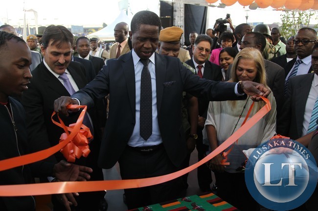 President Edgar Lungu unveil the plaque to officially open the Embassy Shopping Mail in Makeni